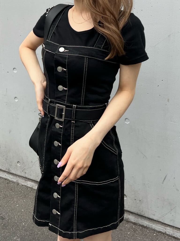 ブラック系のブーツ、ブラック系のジャンパースカート、ブラック系のTシャツ/カットソーを着用したレディースの夏コーディネートの3枚目の写真