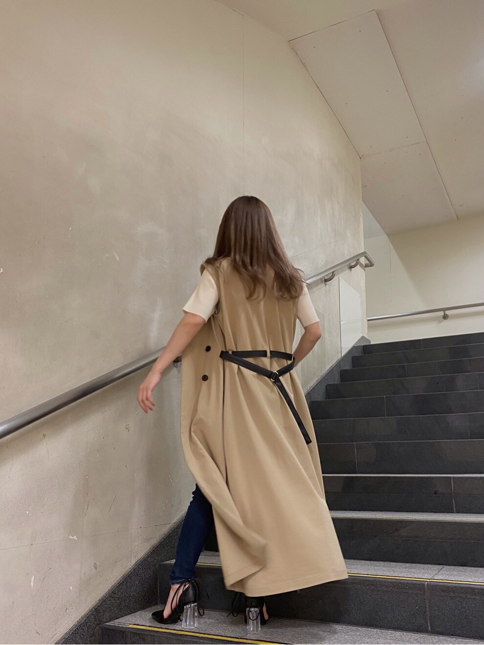 ベージュ系のトレンチコート、ブラック系のパンプス、ホワイト系のTシャツ/カットソーを着用したレディースの春コーディネートの3枚目の写真