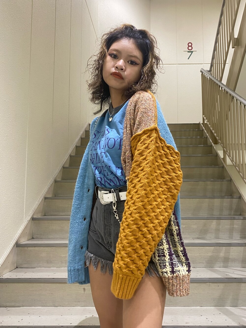 「厚底シューズ、ロングブーツ、秋冬コーデ、秋コーデ、パッチワーク、ラグランTシャツ、ウエスタンベルト、コーデュロイ、ブルーコーデ、オレンジコーデ、カーディガン、カーディガンコーデ、デニム、デニムパンツ、編み上げブーツ」｜「jouetieのフリンジデニムショートパンツ（デニムパンツ、ブラック系）」を使った、MIUさん（レディース・158cm）の秋コーディネートの6枚目の写真