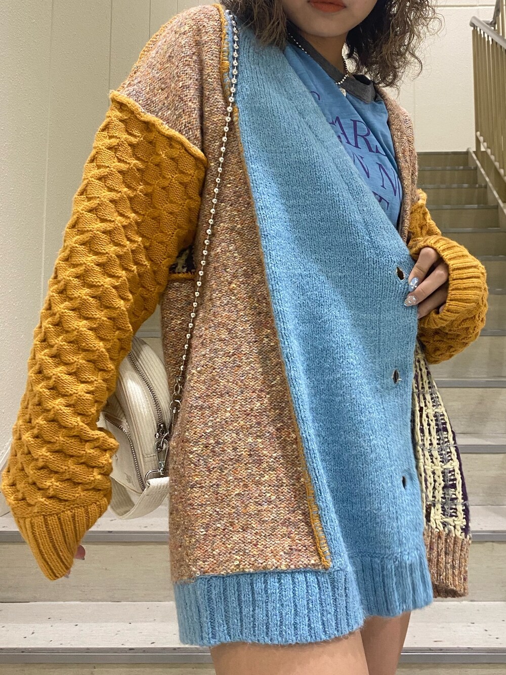 「厚底シューズ、ロングブーツ、秋冬コーデ、秋コーデ、パッチワーク、ラグランTシャツ、ウエスタンベルト、コーデュロイ、ブルーコーデ、オレンジコーデ、カーディガン、カーディガンコーデ、デニム、デニムパンツ、編み上げブーツ」｜「jouetieのフリンジデニムショートパンツ（デニムパンツ、ブラック系）」を使った、MIUさん（レディース・158cm）の秋コーディネートの7枚目の写真
