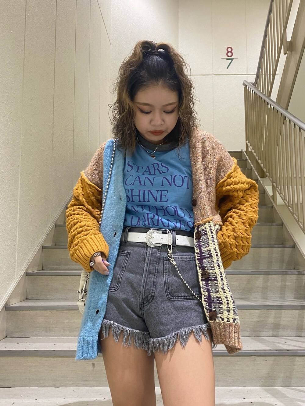 「厚底シューズ、ロングブーツ、秋冬コーデ、秋コーデ、パッチワーク、ラグランTシャツ、ウエスタンベルト、コーデュロイ、ブルーコーデ、オレンジコーデ、カーディガン、カーディガンコーデ、デニム、デニムパンツ、編み上げブーツ」｜「jouetieのフリンジデニムショートパンツ（デニムパンツ、ブラック系）」を使った、MIUさん（レディース・158cm）の秋コーディネートの5枚目の写真
