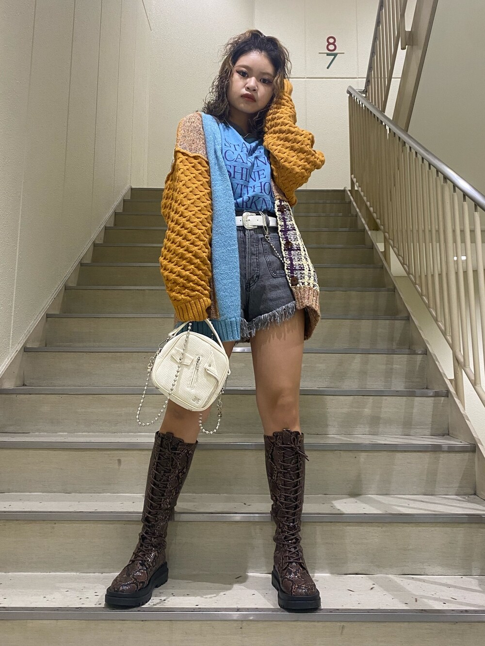 「厚底シューズ、ロングブーツ、秋冬コーデ、秋コーデ、パッチワーク、ラグランTシャツ、ウエスタンベルト、コーデュロイ、ブルーコーデ、オレンジコーデ、カーディガン、カーディガンコーデ、デニム、デニムパンツ、編み上げブーツ」｜「jouetieのフリンジデニムショートパンツ（デニムパンツ、ブラック系）」を使った、MIUさん（レディース・158cm）の秋コーディネートの2枚目の写真