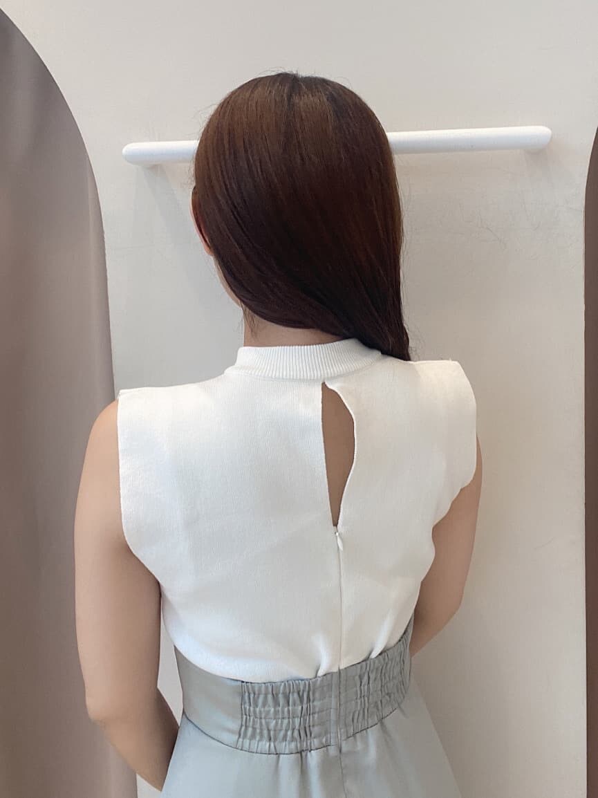 ベージュ系のパンプス、グリーン系のワンピースを着用したレディースの夏コーディネートの6枚目の写真