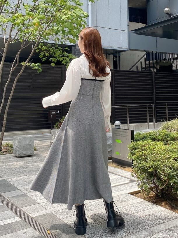 ブラック系のブーツ、その他のワンピースを着用したレディースの夏コーディネートの2枚目の写真