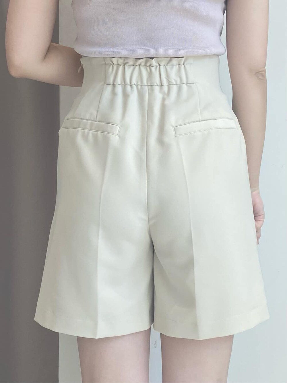 その他のサンダル、ホワイト系のシャツ/ブラウス、ホワイト系のその他パンツを着用したレディースの春コーディネートの7枚目の写真