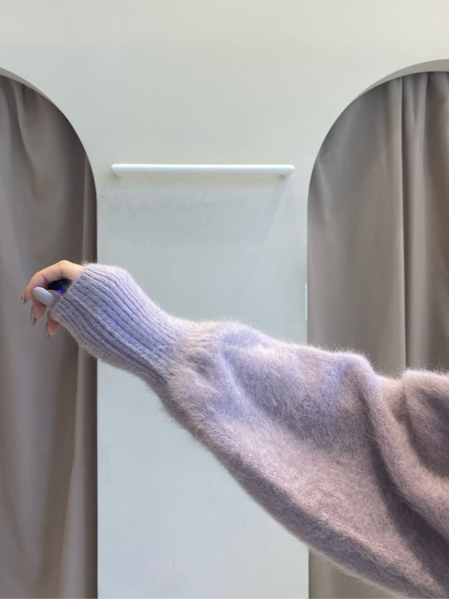 ベージュ系のブーツ、パープル系のカーディガン/ボレロ、ピンク系のスカートを着用したレディースの秋コーディネートの8枚目の写真