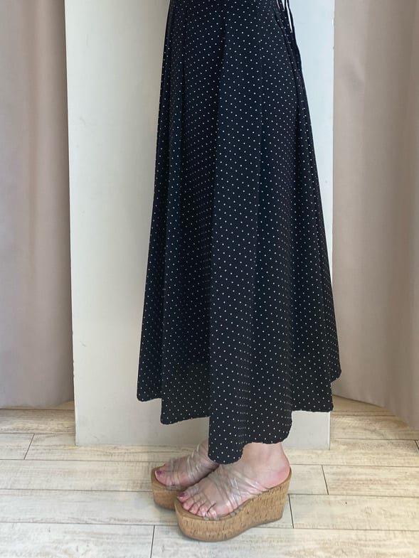 その他のサンダル、ブラック系のワンピースを着用したレディースの春コーディネートの7枚目の写真