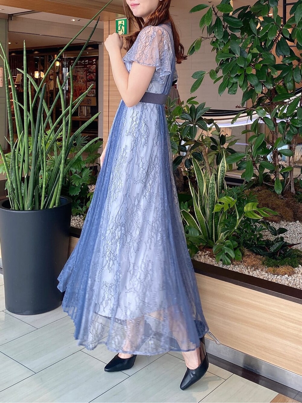 ブラック系のパンプス、ブルー系のワンピースを着用したレディースの夏コーディネートの2枚目の写真