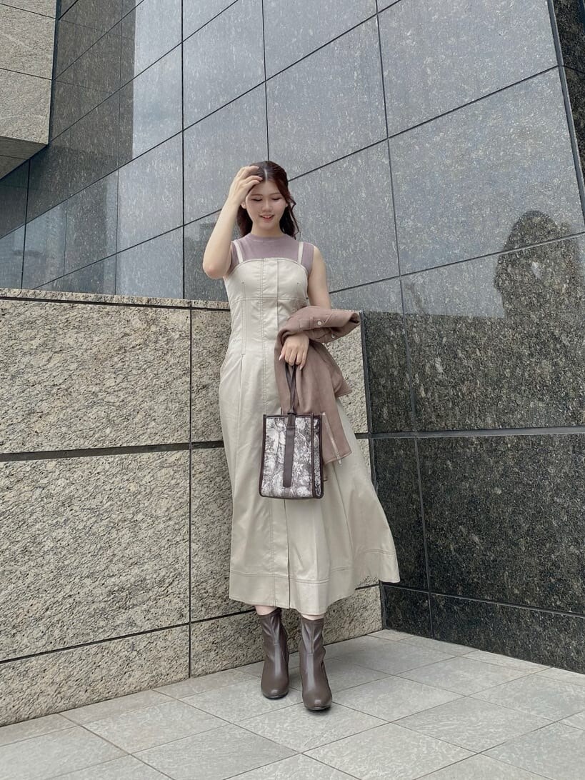 ブラウン系のニット/セーター、ブラウン系のその他シューズ、ブラウン系のテーラードジャケットを着用したレディースの秋コーディネートの2枚目の写真