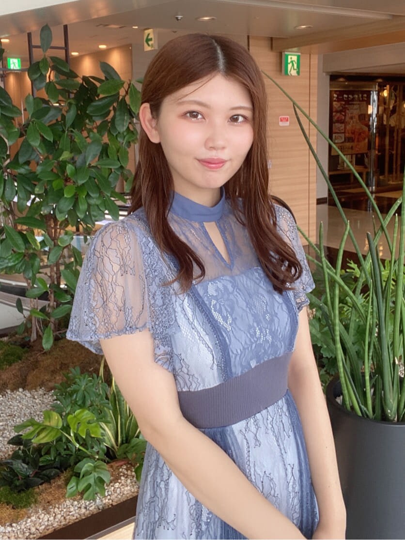 ブラック系のパンプス、ブルー系のワンピースを着用したレディースの夏コーディネートの5枚目の写真