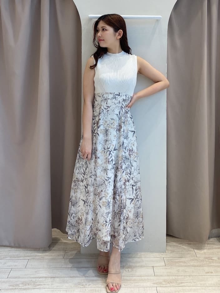 ブルー系のカーディガン/ボレロ、ベージュ系のサンダル、ホワイト系のワンピースを着用したレディースの夏コーディネートの3枚目の写真