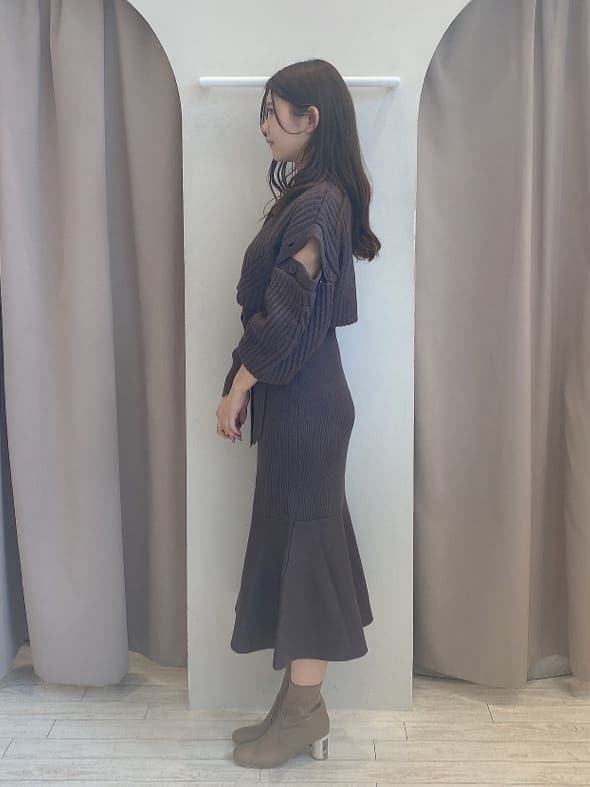 ホワイト系のシャツ/ブラウス、ベージュ系のブーツ、ホワイト系のライダースジャケットを着用したレディースの秋コーディネートの2枚目の写真