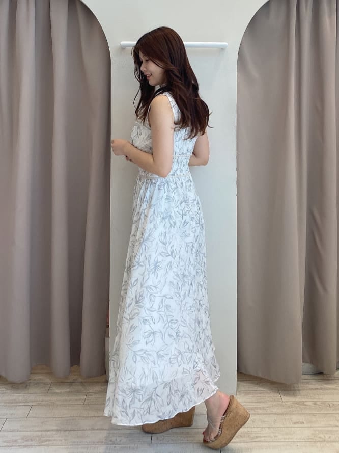 その他のサンダル、ホワイト系のワンピースを着用したレディースの夏コーディネートの3枚目の写真