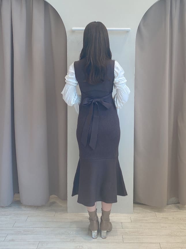 ホワイト系のシャツ/ブラウス、ベージュ系のブーツ、ホワイト系のライダースジャケットを着用したレディースの秋コーディネートの9枚目の写真