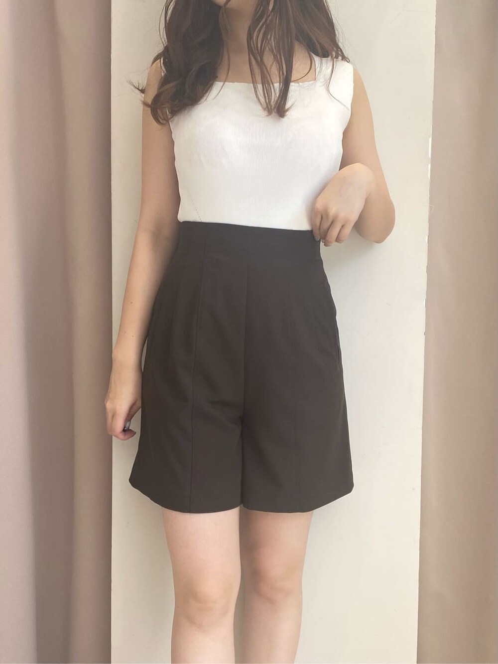 その他のサンダル、ベージュ系のシャツ/ブラウス、ベージュ系のトートバッグを着用したレディースの春コーディネートの7枚目の写真