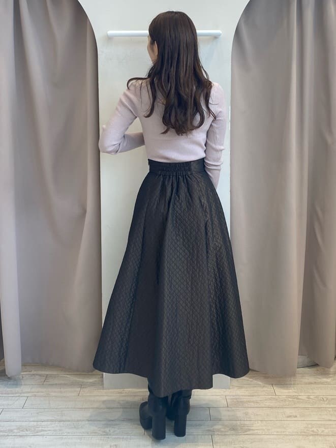 ブラウン系のスカート、ブラウン系のスカート、ブラック系のブーツを着用したレディースの秋コーディネートの3枚目の写真