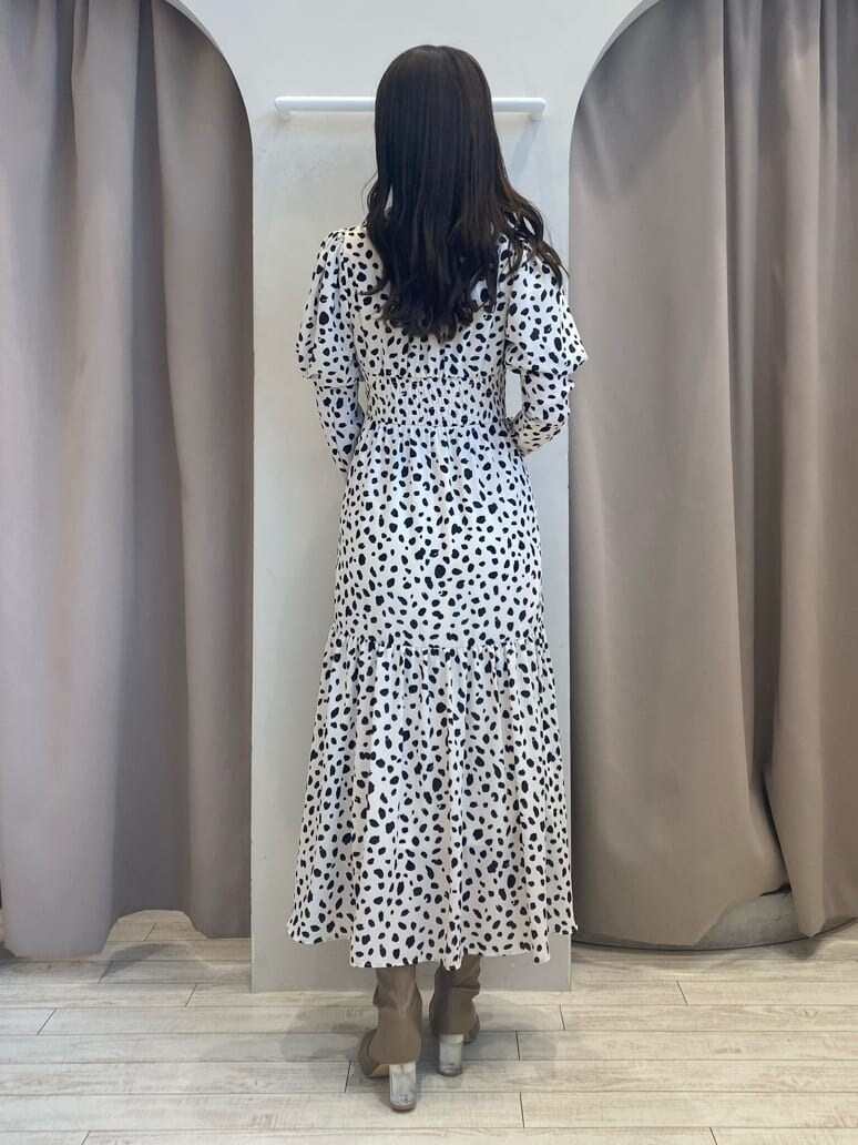 ベージュ系のブーツ、ブラウン系のハンドバッグ、ホワイト系のワンピースを着用したレディースの秋コーディネートの2枚目の写真