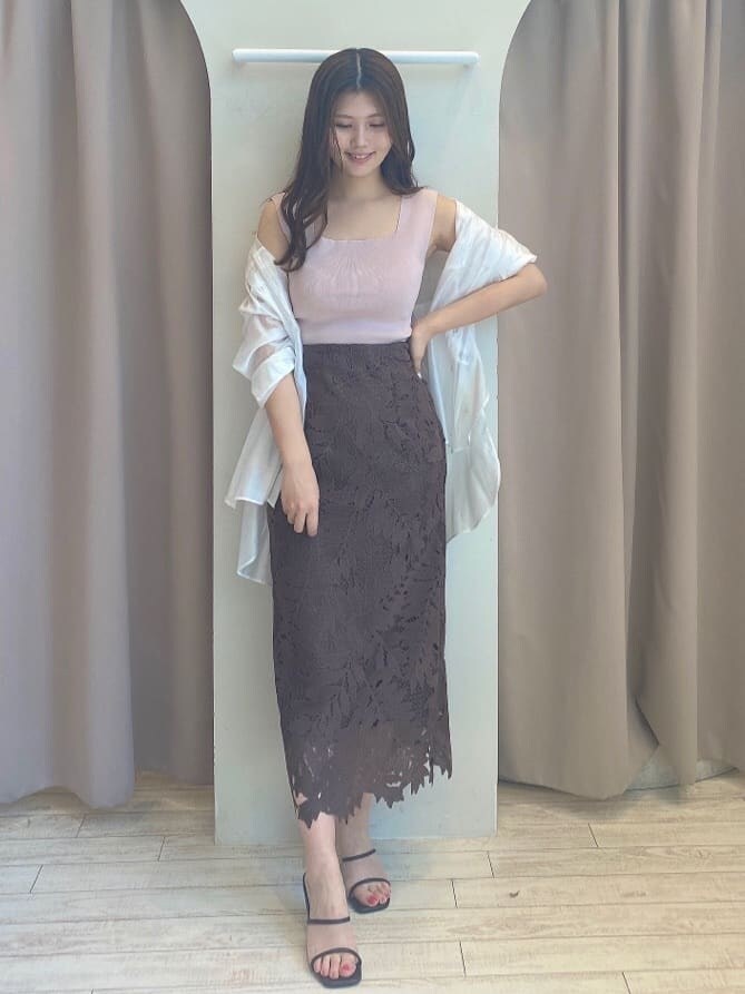 ホワイト系のシャツ/ブラウス、ブラウン系のスカート、ブラウン系のサンダルを着用したレディースの春コーディネートの2枚目の写真