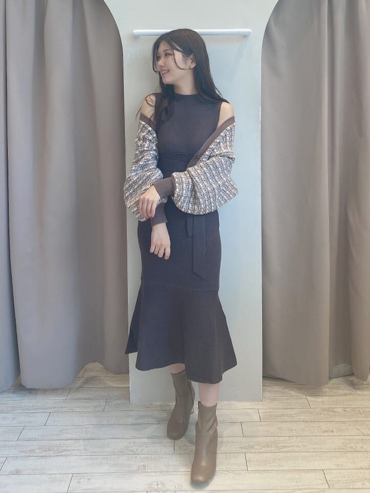 ホワイト系のシャツ/ブラウス、ベージュ系のブーツ、ホワイト系のライダースジャケットを着用したレディースの秋コーディネートの6枚目の写真