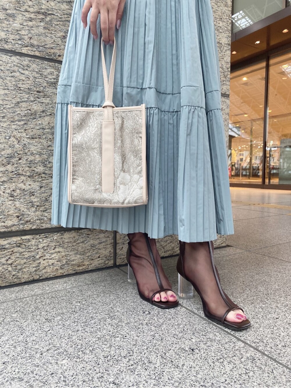 ホワイト系のカーディガン/ボレロ、ブラウン系のその他シューズ、ベージュ系のハンドバッグを着用したレディースの夏コーディネートの4枚目の写真