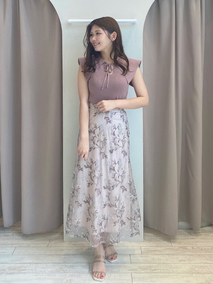 ベージュ系のサンダル、ブラウン系のニット/セーター、ピンク系のスカートを着用したレディースの春コーディネートの2枚目の写真