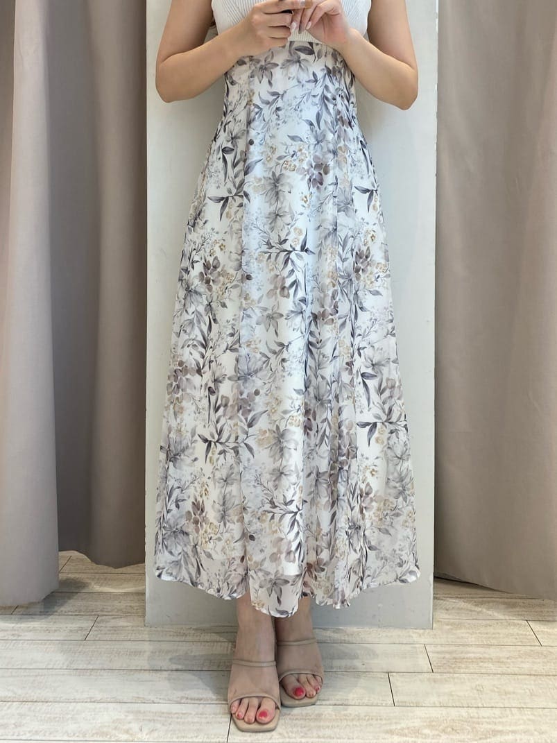 ブルー系のカーディガン/ボレロ、ベージュ系のサンダル、ホワイト系のワンピースを着用したレディースの夏コーディネートの9枚目の写真