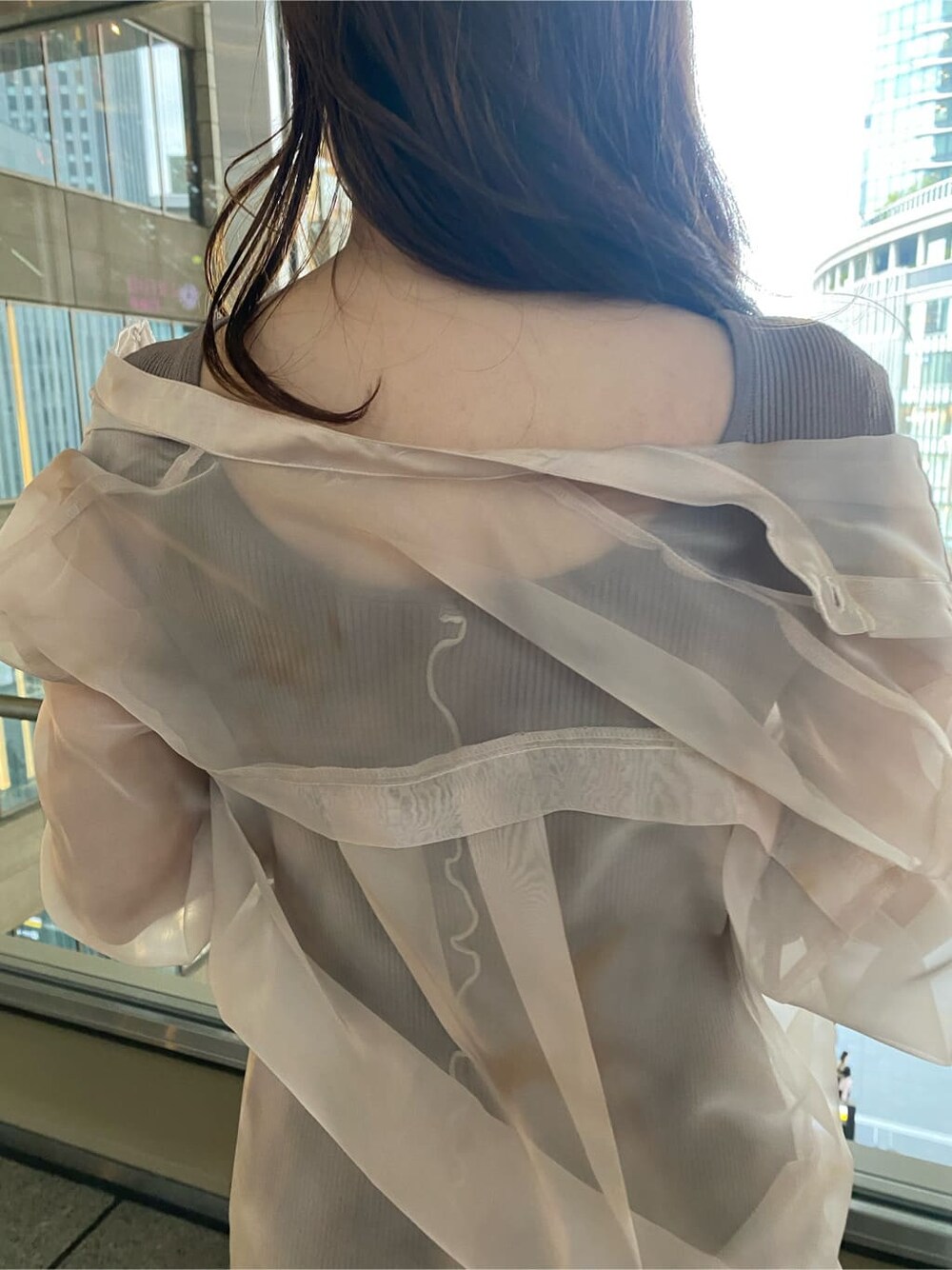 ベージュ系のワンピース、ベージュ系のシャツ/ブラウス、ホワイト系のサンダルを着用したレディースの春コーディネートの9枚目の写真