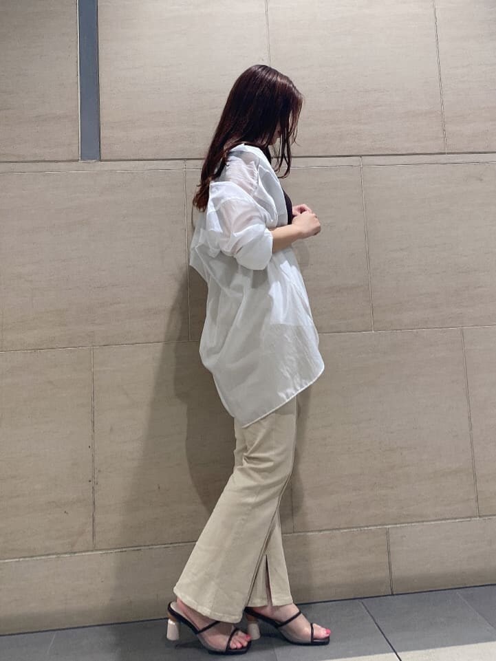 ホワイト系のシャツ/ブラウス、ベージュ系のその他パンツ、ブラウン系のサンダルを着用したレディースの夏コーディネートの3枚目の写真