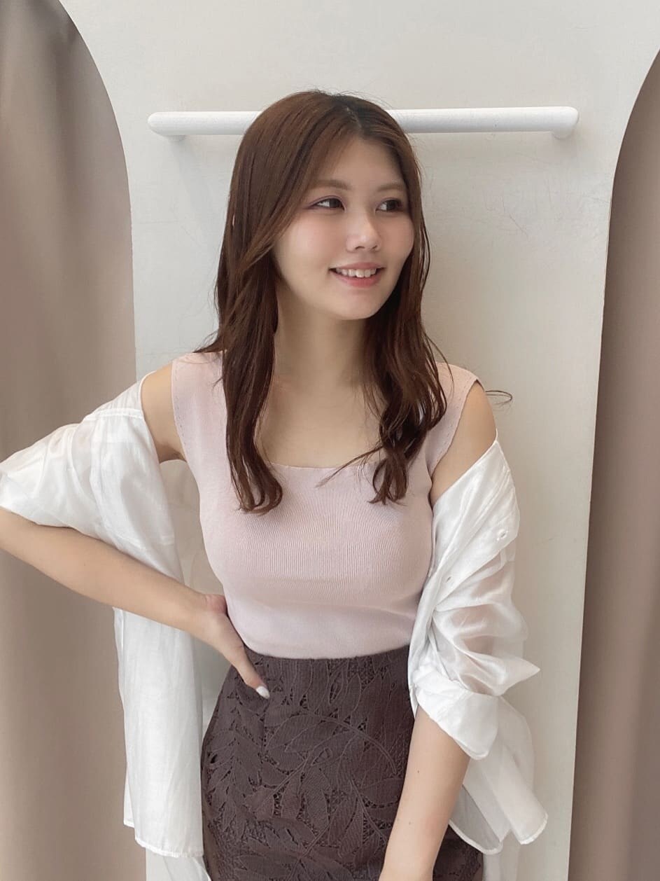 ホワイト系のシャツ/ブラウス、ブラウン系のスカート、ブラウン系のサンダルを着用したレディースの春コーディネートの4枚目の写真