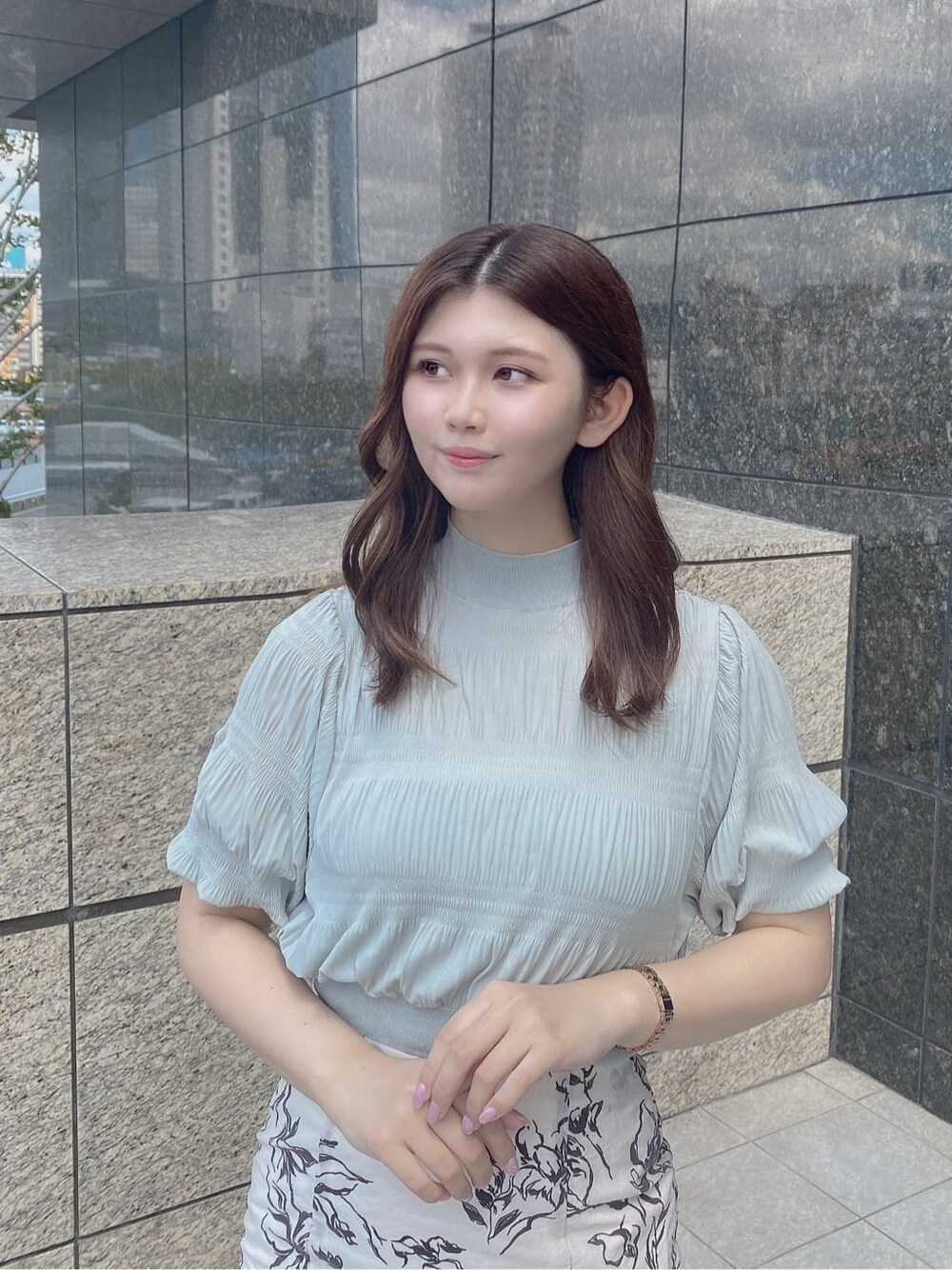 ホワイト系のスカート、ホワイト系のその他シューズ、グリーン系のニット/セーターを着用したレディースの夏コーディネートの3枚目の写真