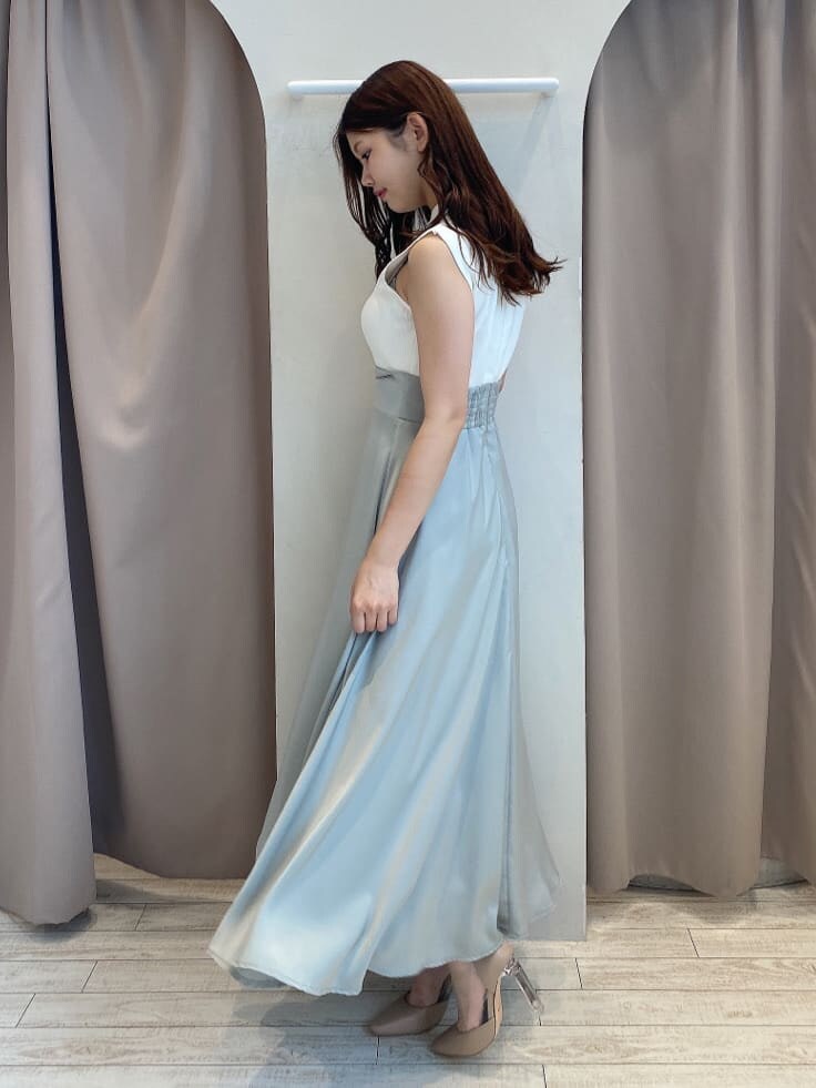 ベージュ系のパンプス、グリーン系のワンピースを着用したレディースの夏コーディネートの2枚目の写真