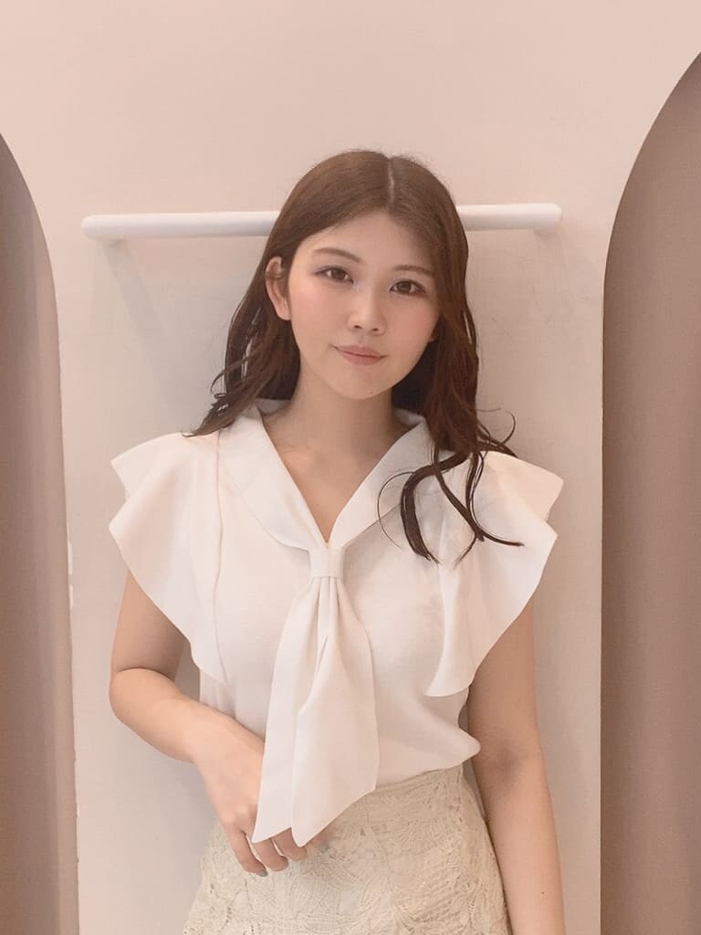 イエロー系のスカート、ホワイト系のニット/セーター、その他のサンダルを着用したレディースの春コーディネートの4枚目の写真