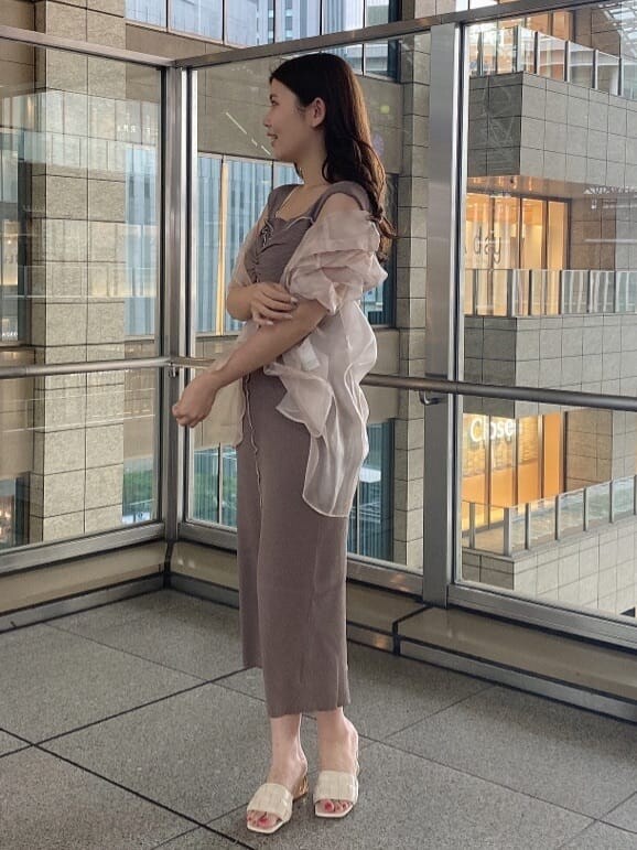 ベージュ系のワンピース、ベージュ系のシャツ/ブラウス、ホワイト系のサンダルを着用したレディースの春コーディネートの2枚目の写真