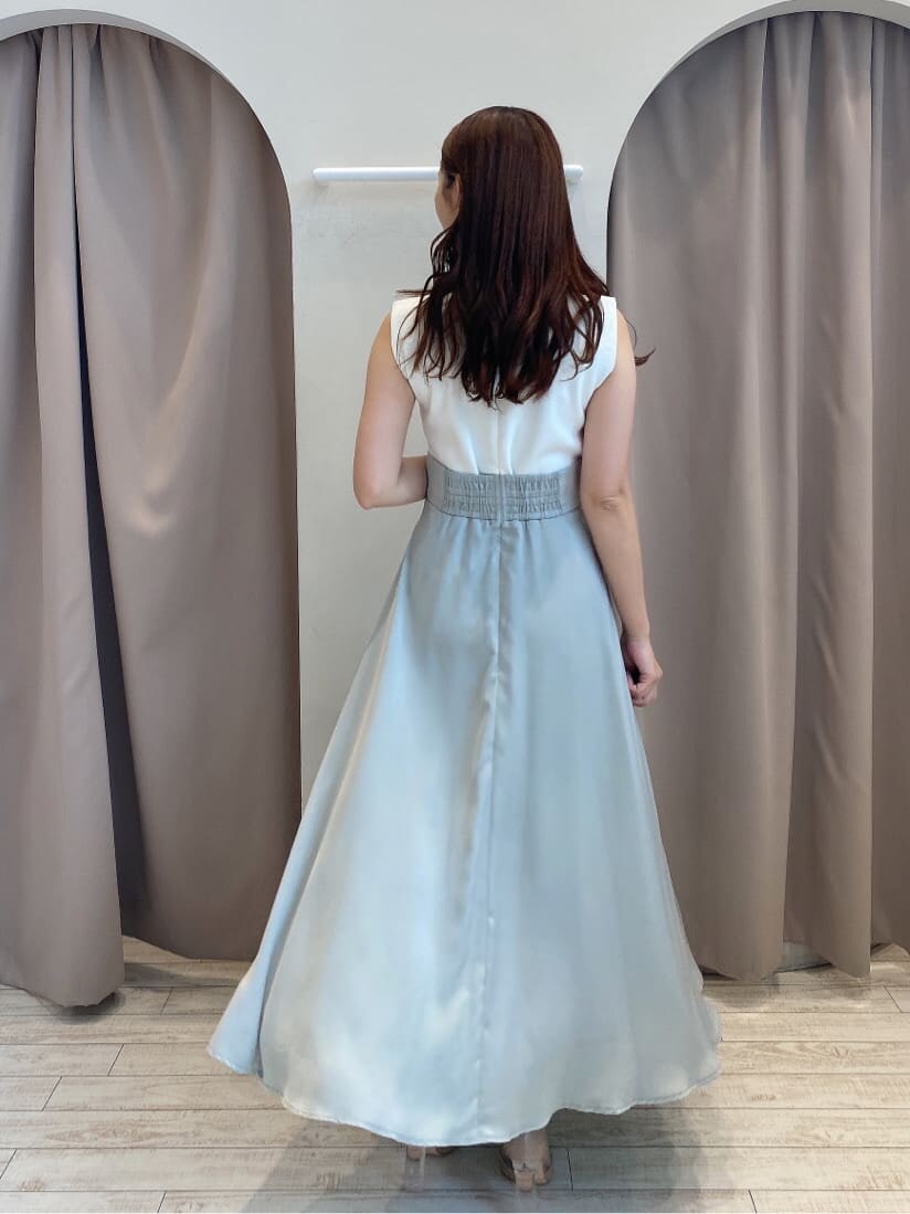 ベージュ系のパンプス、グリーン系のワンピースを着用したレディースの夏コーディネートの3枚目の写真