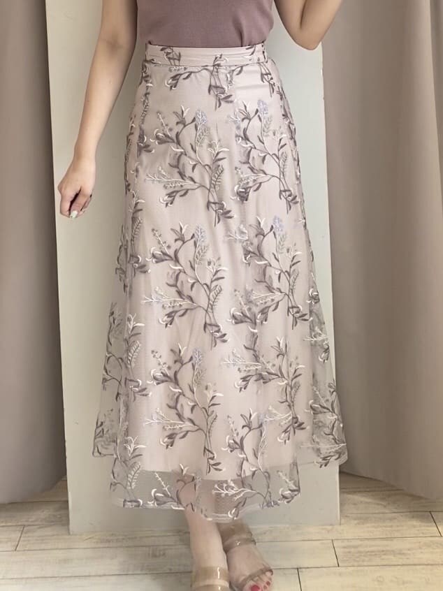 ベージュ系のサンダル、ブラウン系のニット/セーター、ピンク系のスカートを着用したレディースの春コーディネートの7枚目の写真