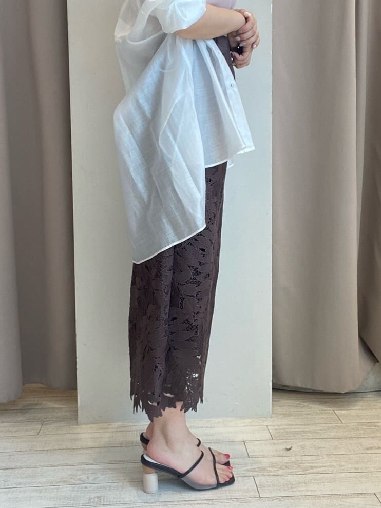 ホワイト系のシャツ/ブラウス、ブラウン系のスカート、ブラウン系のサンダルを着用したレディースの春コーディネートの7枚目の写真