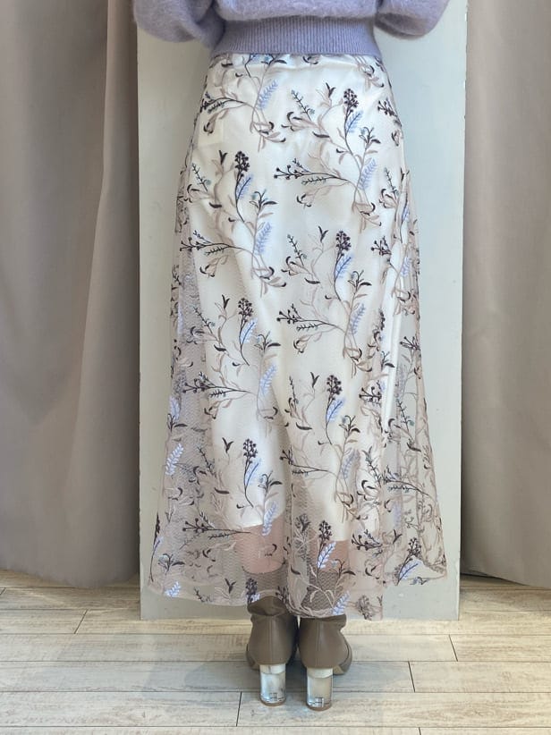 ベージュ系のブーツ、パープル系のカーディガン/ボレロ、ピンク系のスカートを着用したレディースの秋コーディネートの10枚目の写真