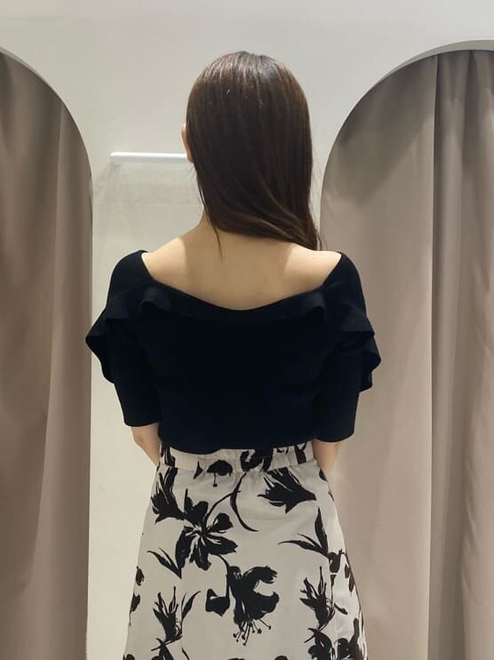 ホワイト系のスカート、ホワイト系のブーツ、ブラック系のニット/セーターを着用したレディースの夏コーディネートの6枚目の写真