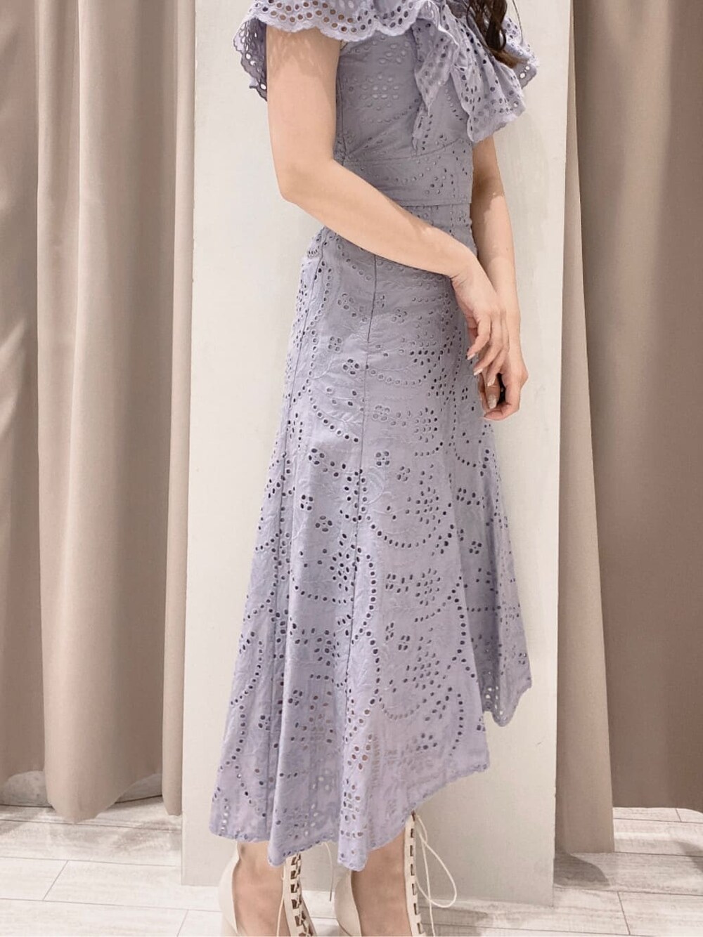 パープル系のシャツ/ブラウス、ホワイト系のその他シューズ、パープル系のスカートを着用したレディースの春コーディネートの5枚目の写真