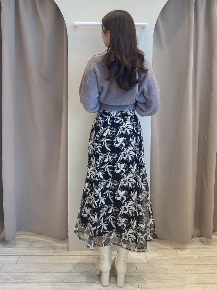 パープル系のニット/セーター、ブラック系のスカート、ブラック系のスカートを着用したレディースの秋コーディネートの3枚目の写真