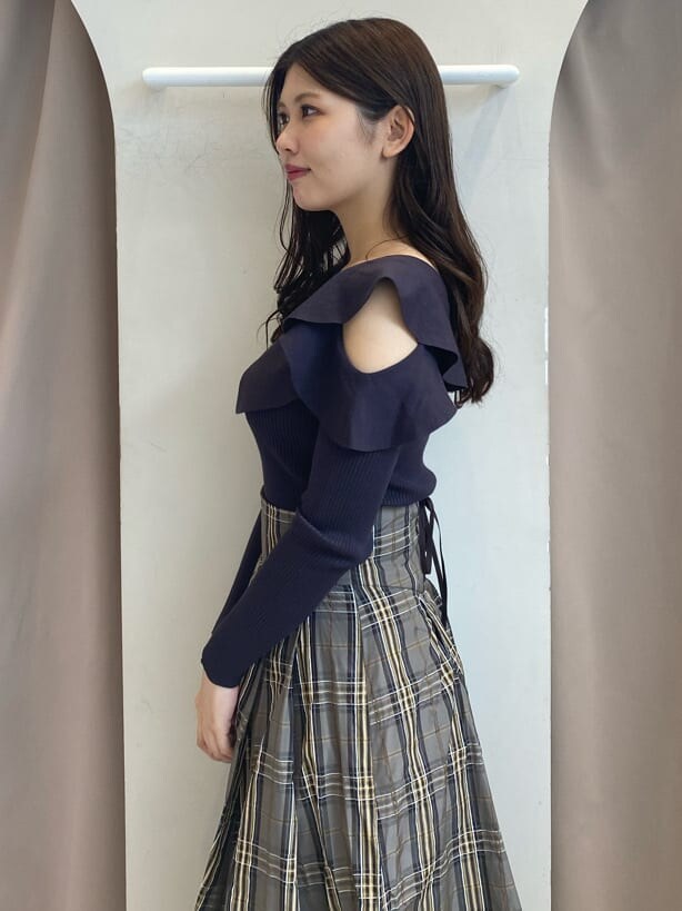 ベージュ系のスカート、グレー系のニット/セーター、ベージュ系のスカートを着用したレディースの秋コーディネートの5枚目の写真