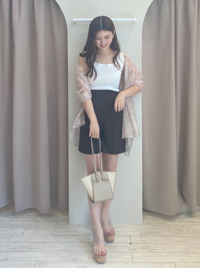 その他のサンダル、ベージュ系のシャツ/ブラウス、ベージュ系のトートバッグを着用したレディースの春コーディネートの2枚目の写真