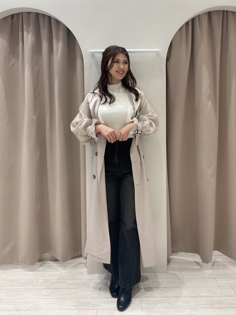 ベージュ系のその他アウター、ブラック系のその他パンツ、ホワイト系のニット/セーターを着用したレディースの冬コーディネートの2枚目の写真