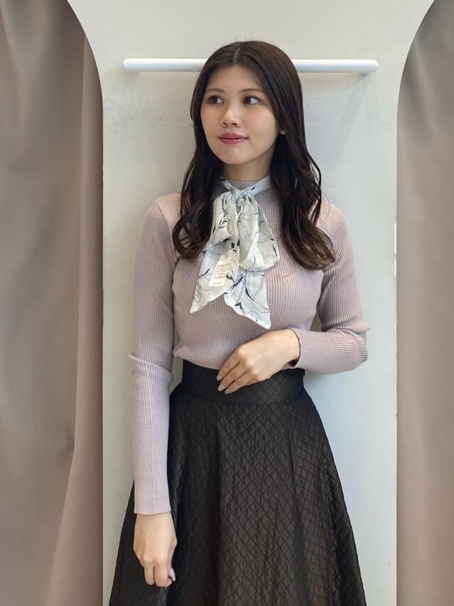 ブラウン系のスカート、ブラウン系のスカート、ブラック系のブーツを着用したレディースの秋コーディネートの4枚目の写真