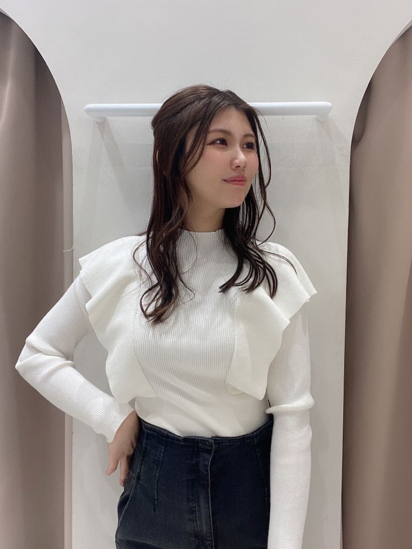 ベージュ系のその他アウター、ブラック系のその他パンツ、ホワイト系のニット/セーターを着用したレディースの冬コーディネートの6枚目の写真