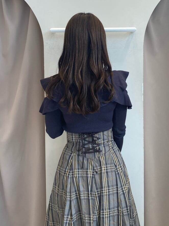 ベージュ系のスカート、グレー系のニット/セーター、ベージュ系のスカートを着用したレディースの秋コーディネートの6枚目の写真