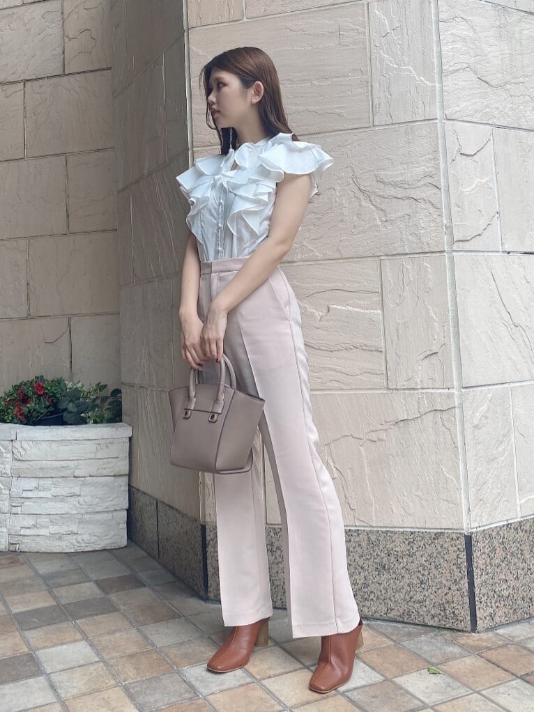 ブラウン系のサンダル、ホワイト系のシャツ/ブラウス、ベージュ系のハンドバッグを着用したレディースの夏コーディネートの3枚目の写真