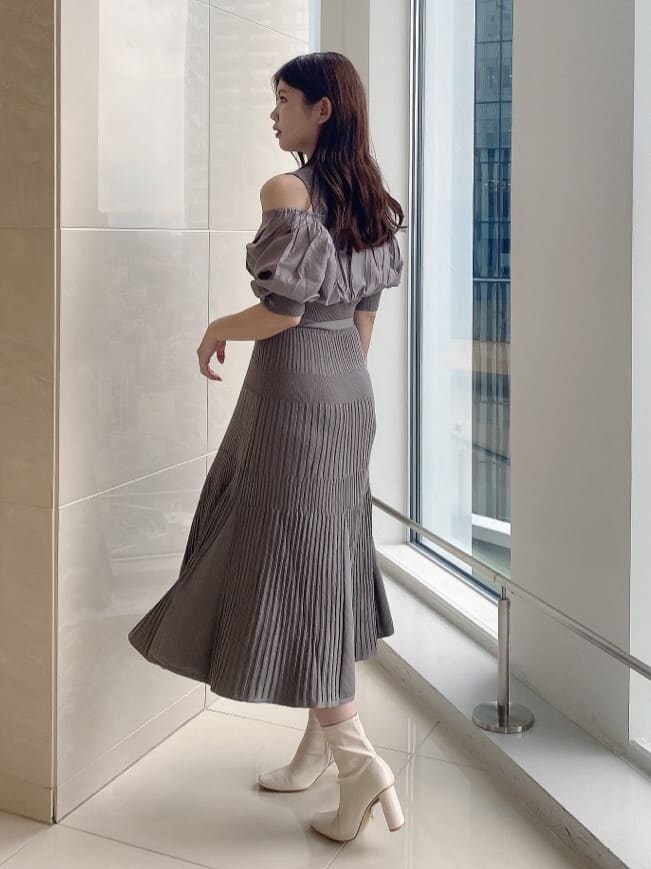 ベージュ系のワンピース、ホワイト系のブーツを着用したレディースの夏コーディネートの4枚目の写真