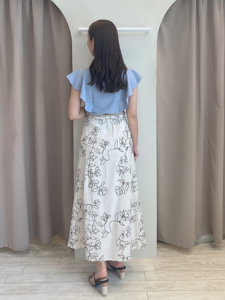 ブルー系のニット/セーター、ホワイト系のスカート、ブラウン系のサンダルを着用したレディースの夏コーディネートの4枚目の写真