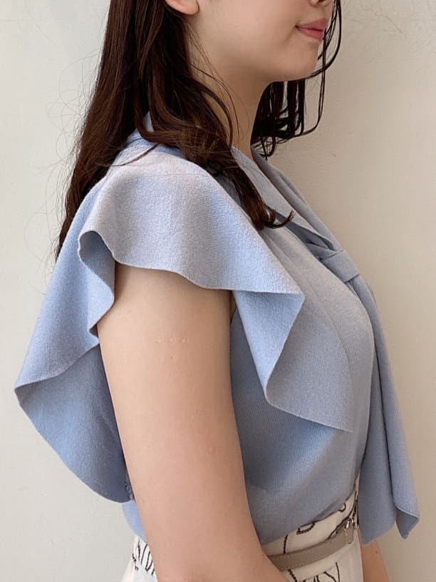 ブルー系のニット/セーター、ホワイト系のスカート、ブラウン系のサンダルを着用したレディースの夏コーディネートの6枚目の写真